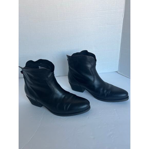 LEVIS Black Leather Almond Toe Pull On Chunky Heel Logo Ankle Bootie Boots 7.5 - Picture 2 of 12